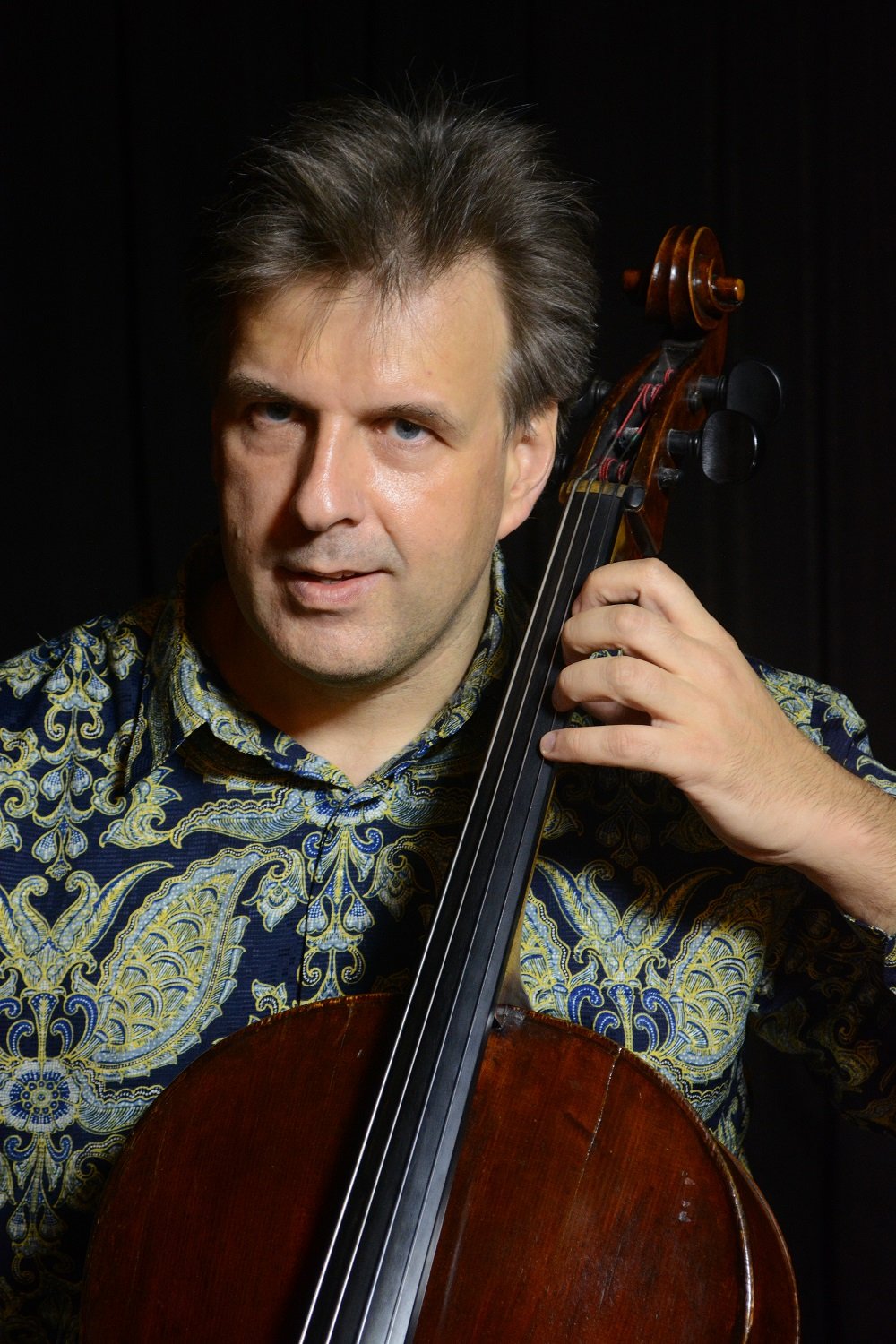 Vahur Luhtsalu playing cello